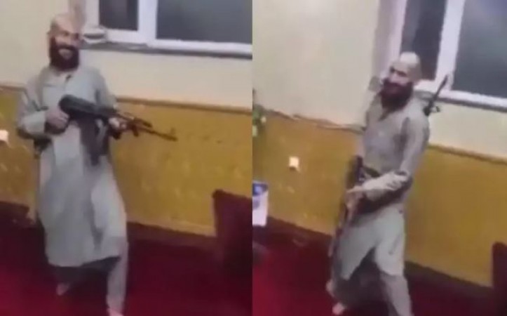 Taliban fighter with two guns in hand dances fiercely, people shocked to see video