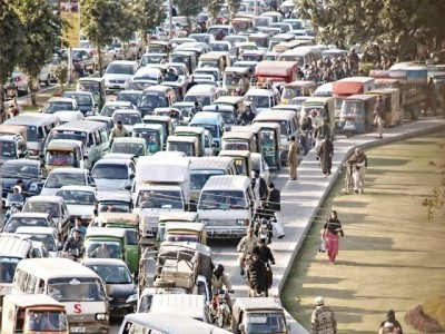 यातायात नियमों में सख्त हुआ पाकिस्तान, डेढ़ करोड़ से अधिक वसूला गया जुर्माना