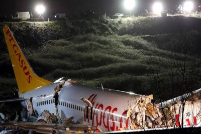 इस्तांबुल में लैंडिग के दौरान अनियंत्रित हुआ विमान,  तीन टुकड़ों में विभाजित