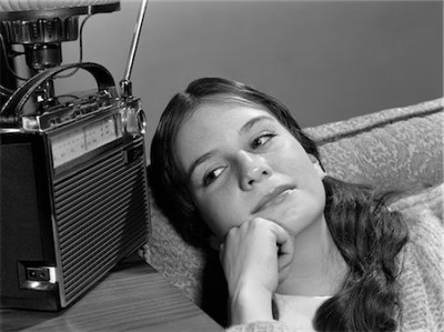 World Radio Day: सिर्फ मनोरंजन ही नहीं, बल्कि कई मायनों में ख़ास है रेडियो