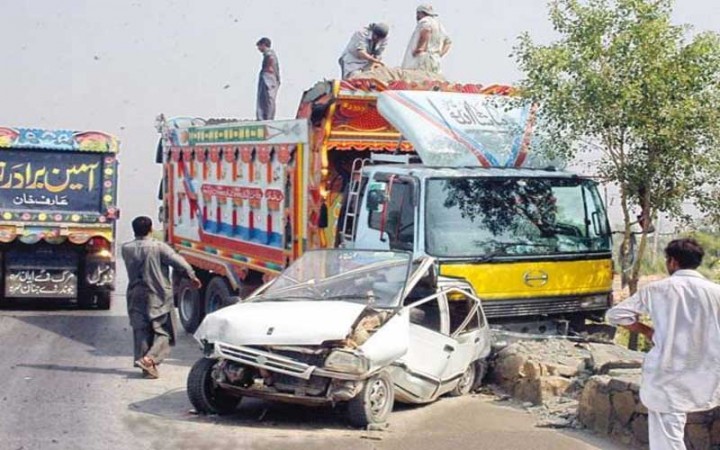 पाकिस्तान में हुआ भीषण सड़क हादसा, 12 लोगों ने गवाई जान