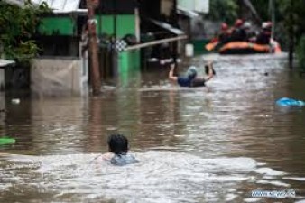 इंडोनेशिया की राजधानी में बाढ़ से डरे लोग