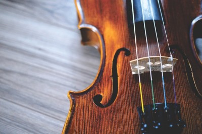53-year-old woman did this thing while playing the violin, know the shocking thing here