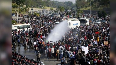 म्यांमार पुलिस ने तख्तापलट के बाद प्रदर्शनकारियों पर की गोलीबारी