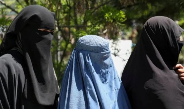 हिजाब को लेकर अफगानिस्तान में भी विवाद, यहाँ पहनने की मांग, वहां जबरन पहनाने का फरमान