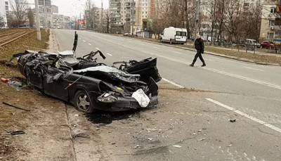 सड़क पर जा रही यूक्रेन की कार को बुरी तरह रौंदते हुए निकल गया रूसी टैंक, सामने आया खौफनाक Video