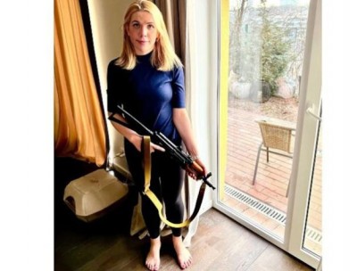 बंदूक उठाकर रूस का मुकाबला करने निकलीं यूक्रेन की महिला सांसद, वायरल हुईं तस्वीरें