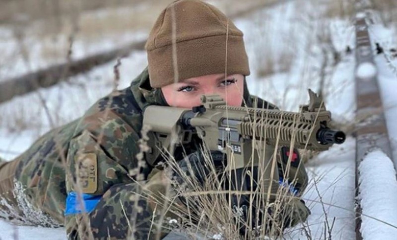रूस का सामना करने के लिए यूक्रेन की 'सबसे खूबसूरत हसीना' ने उठाई बंदूक, दिया चैलेंज
