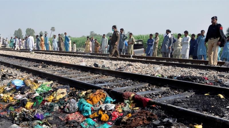 तेज रफ़्तार ट्रेन की चपेट में आई यात्री बस, 20 लोगों की दर्दनाक मौत, कई घायल