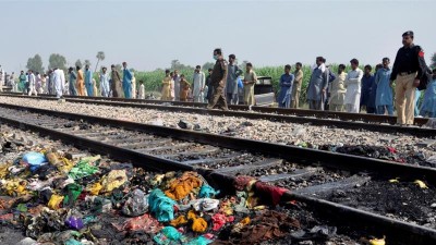 At least 20 Killed as Train Hits Bus at Unmanned Railway Crossing in Pak's Sindh