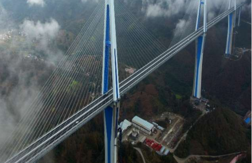 चीन ने बनाया अनोखा ब्रिज, आकार और स्थान देखकर दुनिया रह गई हैरान