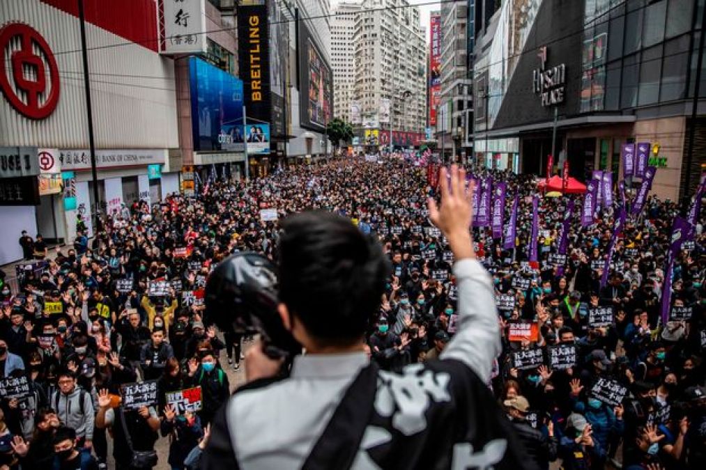 हांगकांग : नए साल पर 10 हजार लोग सड़क पर उतरे, जश्न मनाने की जगह किया ये काम