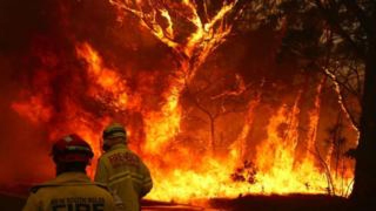Fire ravages 200 homes in Australia, 16 dead