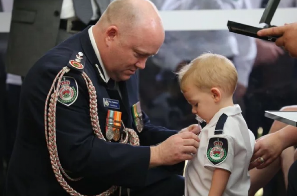 Firefighter Geoffrey Keaton bravely extinguished the fire, son awarded medal at funeral
