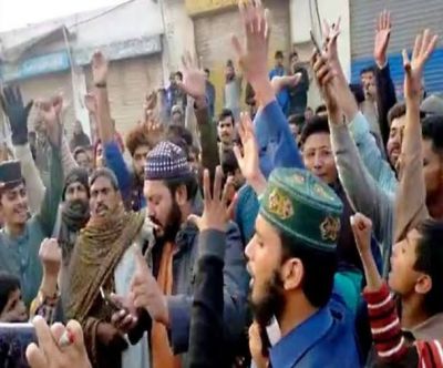 पाकिस्तान के ननकाना साहिब गुरुद्वारा पत्थर से वार, सिखों को दी भगाने की धमकी
