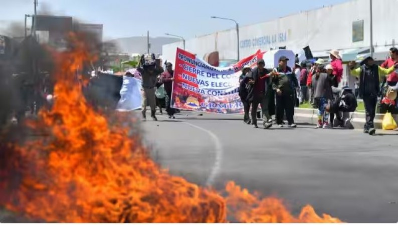 पेरू में हालत बेकाबू, सड़कों पर उतरकर राष्ट्रपति का इस्तीफा मांग रहे लोग, अब तक 49 की मौत