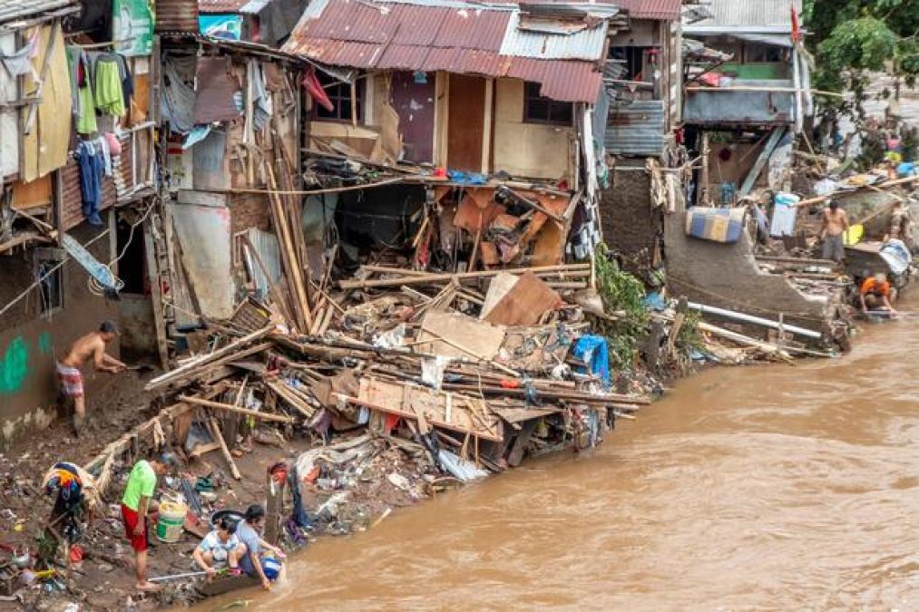 इंडोनेशिया में बाढ़ का कहर, ब्रिज बहने से 7 लोगों की मौत
