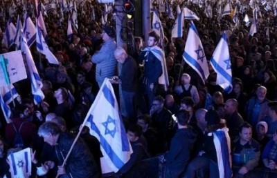 Israel's new govt takes to streets, demands changes in judicial system