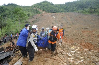 इंडोनेशिया : अचानक आई प्राकृतिक आपदा में धरती खिसकी, नौ लोगों ने गवाई जान