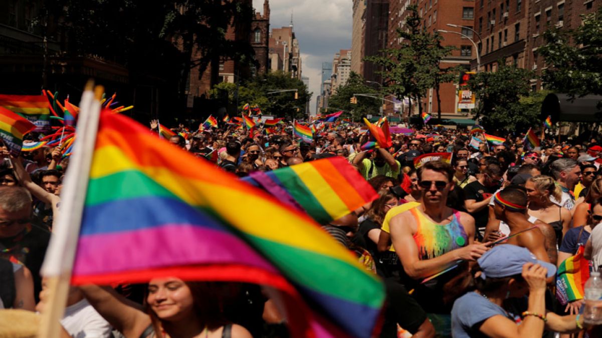 LGBT समुदाय ने न्यूयॉर्क में दिखाई एकजुटता, शहर में मेयर ने परेड में लिया हिस्सा