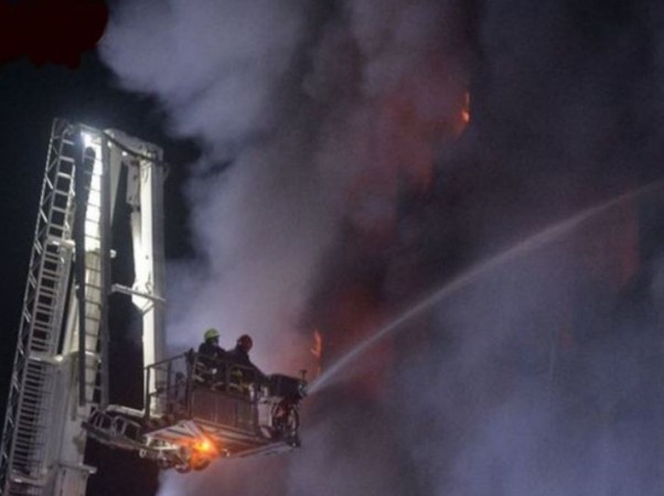 अचानक 6 मंजिला फैक्ट्री में लगी भयंकर आग, जान बचाने के लिए इमारत से नीचे कूदे लोग