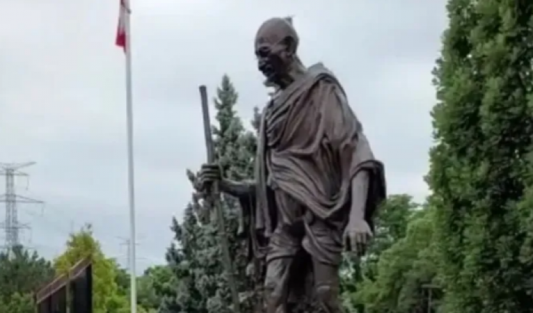 महात्मा गांधी की मूर्ति तोड़कर नीचे लिख दिया 'बलात्कारी'