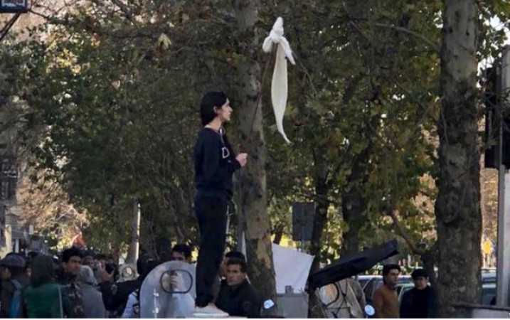 'तुम्हारे ऊपर बलात्कारियों को छोड़ दें...', महिलाओं को हिजाब-बुर्का पहनाने के लिए ऐसे धमका रहा ईरान !