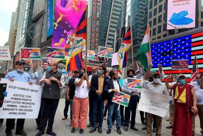 अमेरिका में चीन के खिलाफ फूटा लोगों का गुस्सा, दूतावास के सामने किया प्रदर्शन