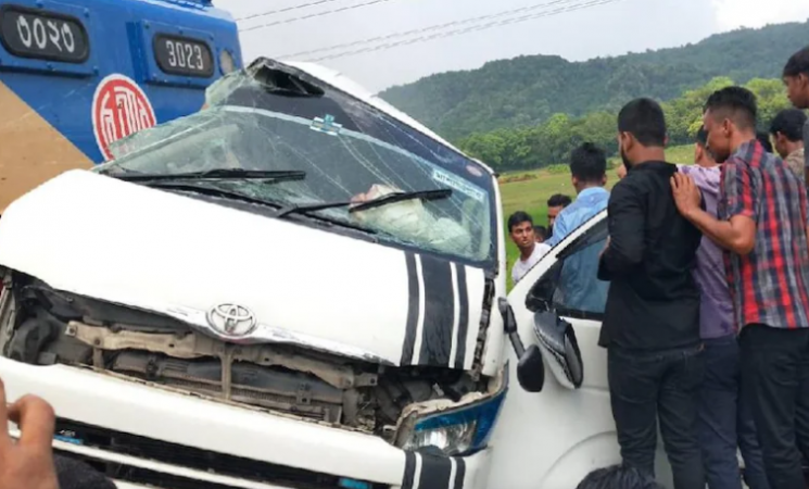 तेज रफ़्तार ट्रेन की चपेट में आई छात्रों से भरी बस, 11 की मौत, 6 घायल
