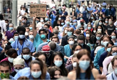 जॉर्ज फ्लॉयड प्रदर्शनकारियों में जुड़ने के लिए न्यूयॉर्क के डॉक्टरों ने छोड़ी नौकरी