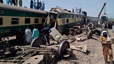 पाकिस्तान ट्रेन हादसा: मृतकों की तादाद बढ़कर 62 हुई, 100 से अधिक अब भी घायल