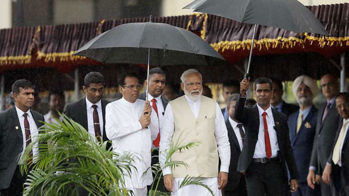 PM Modi's status is seen in Sri Lanka, president himself receives him with umbrella