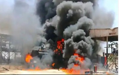 PAK driver took away the burning tanker like this, Shahbaz Sharif admired
