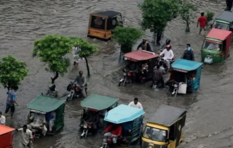 पाकिस्तान में आंधी-बारिश ने मचाई तबाही, 4 जिले जलमग्न,  8 बच्चों समेत 27 की मौत