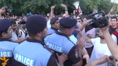 प्रदर्शनकारियों का वीडियो बना रहा था पत्रकार, पुलिस ने कर दी पिटाई