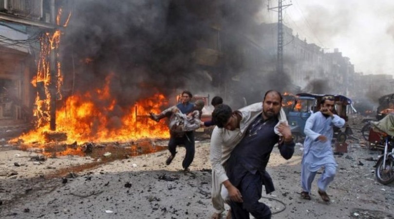 One dies in a bomb blast at Pakistan army headquarters