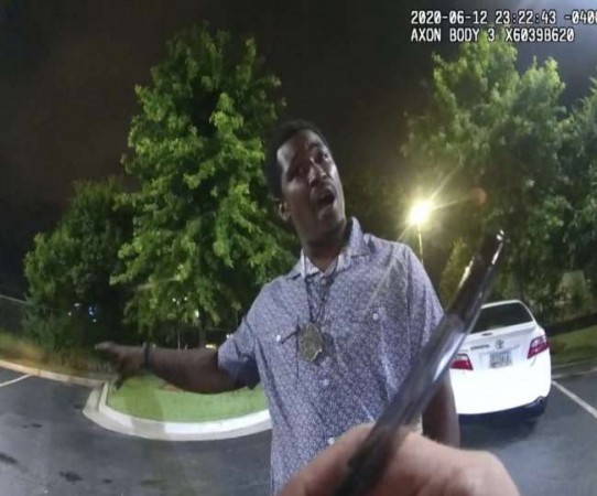 अब एटलांटा पुलिस ने एक अश्वेत को मारी गोली, अधिकारी बर्खास्त