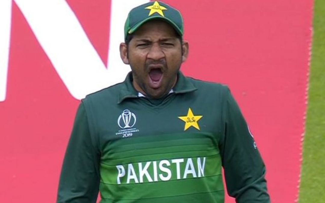 Netizens trolls Sarfraz Ahmed when he turns on yawn mode