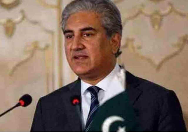 Pakistani Foreign Minister Shah Mahmood Qureshi Cuts Women's Hair, watch video here