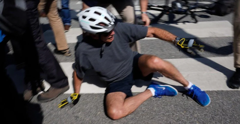 VIDEO! Suddenly president fell off the bicycle, crowd of people gathered