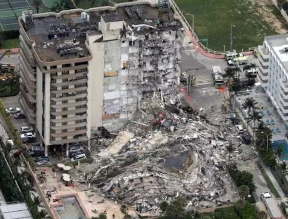 Suddenly, a 12-story building collapsed, people buried in the debris