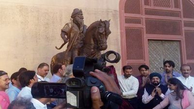 लाहौर में स्थापित हुई महाराजा रणजीत सिंह की आदमकद प्रतिमा, जानिए क्या है विशेषता