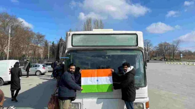खतरे में पड़ी जान तो तिरंगे की शरण में आए पाकिस्तानी, अपना झंडा छोड़ फहराया भारत का झंडा