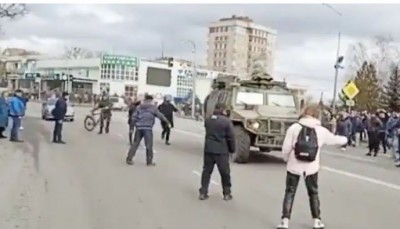 VIDEO: हथियारबंद रूसी सैनिकों के सामने यूक्रेनियों ने लगाए 'गो होम' के नारे