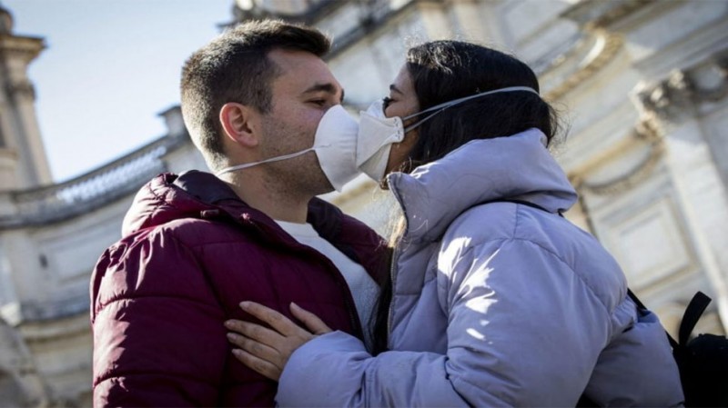 इटली सरकार ने Kiss करने पर लगाई रोक,  वजह जानकर उड़ जाएंगे आपके होश