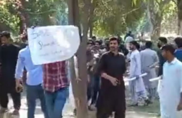 पंजाब यूनिवर्सिटी में होली मना रहे छात्रों पर मुस्लिम भीड़ का हमला, सुरक्षाबलों ने भी पीड़ितों को ही पीटा, Video