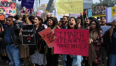 पाक के कट्टरपंथियों को रास नहीं आई महिलाओं की आज़ादी, 'औरत मार्च' पर फेंके पत्थर-जूते