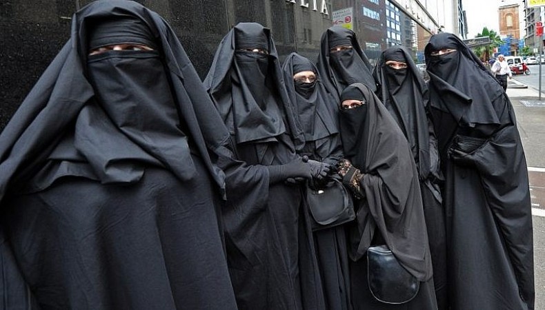 इस देश में लगा मुस्लिम महिलाओं के बुर्का पहनने पर प्रतिबंध, जानिए क्या है कारण?