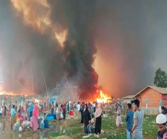 बांग्लादेश में रोहिंग्या बस्ती में आग लगने से जलकर खाक हुए कई घर