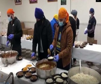 Sikh community came forward to help people in Newyork, distribute food packets